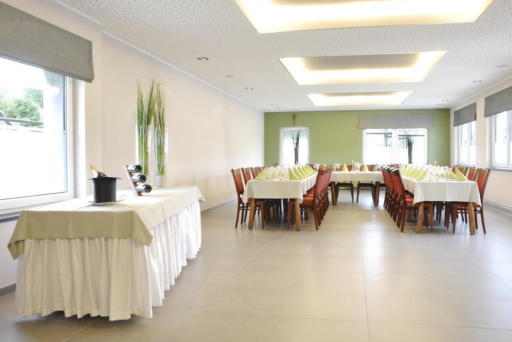 Zum Burghof Hotel Schoenberg Buitenkant foto