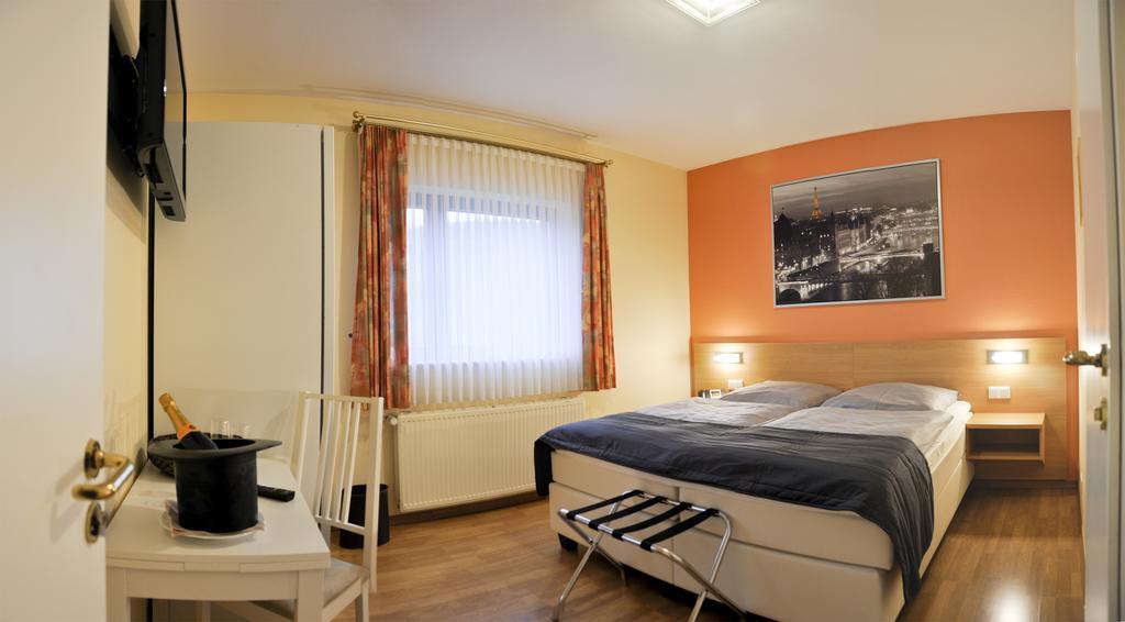 Zum Burghof Hotel Schoenberg Buitenkant foto