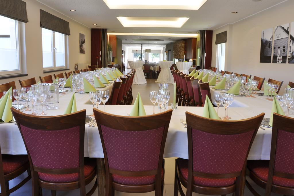 Zum Burghof Hotel Schoenberg Buitenkant foto